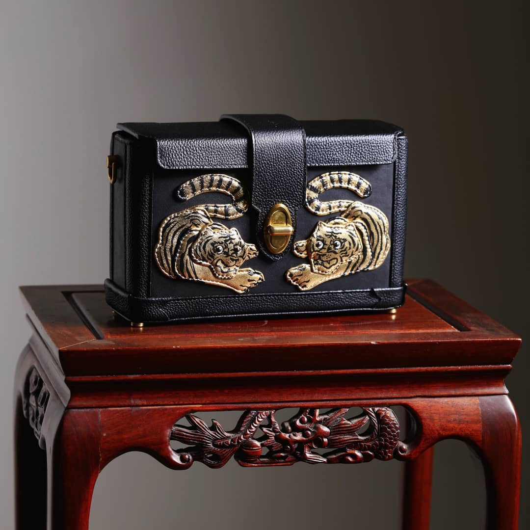 Crouching Tiger Handbag by Y.S Atelier | Handbag Designer Y.S Atelier Creates Bespoke Sculptural Purses Inspired By Travel & Architecture | Feature by Nomade & Mode